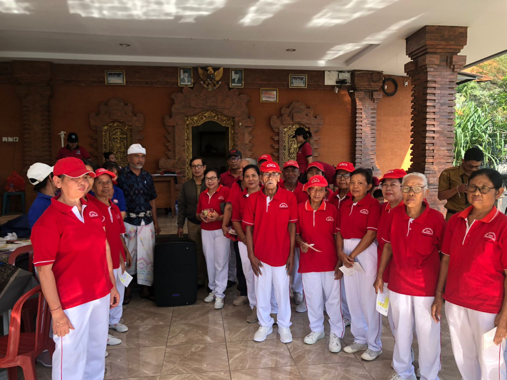 BERLANGSUNG KEGIATAN PENYERAHAN BANTUAN SPEAKER AKTIF DARI DESA MENGWITANI KEPADA LANSIA BANJAR DINAS PUPUAN